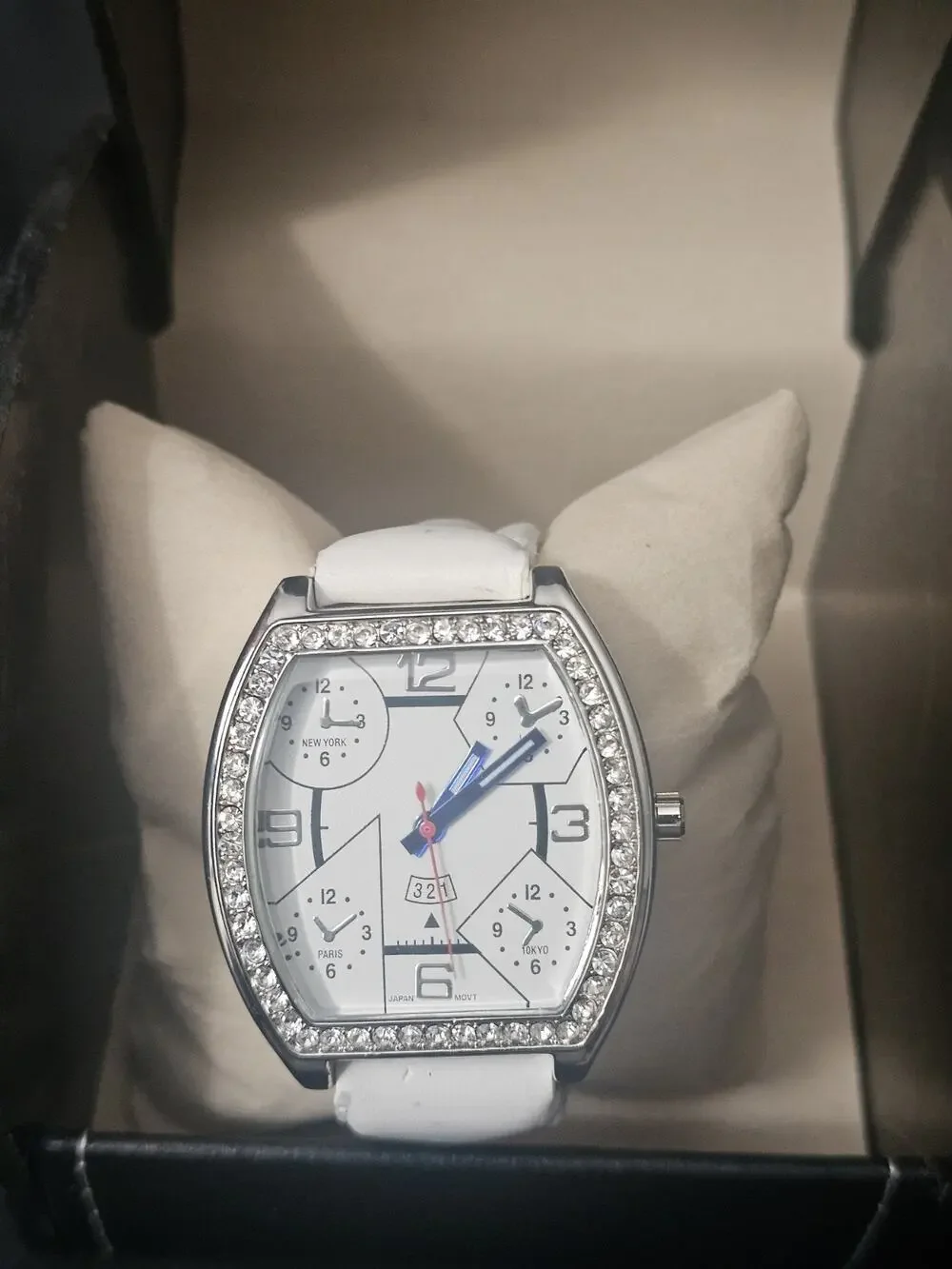 38.1mm crystal Fashion Analog Quartz watch w/white Faux Leather Band
